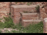 06852 ostia - regio i - insula ix - caseggiato del larario (i,ix,3) - laden 5 - treppe - nordostecke - 09.2022.jpg